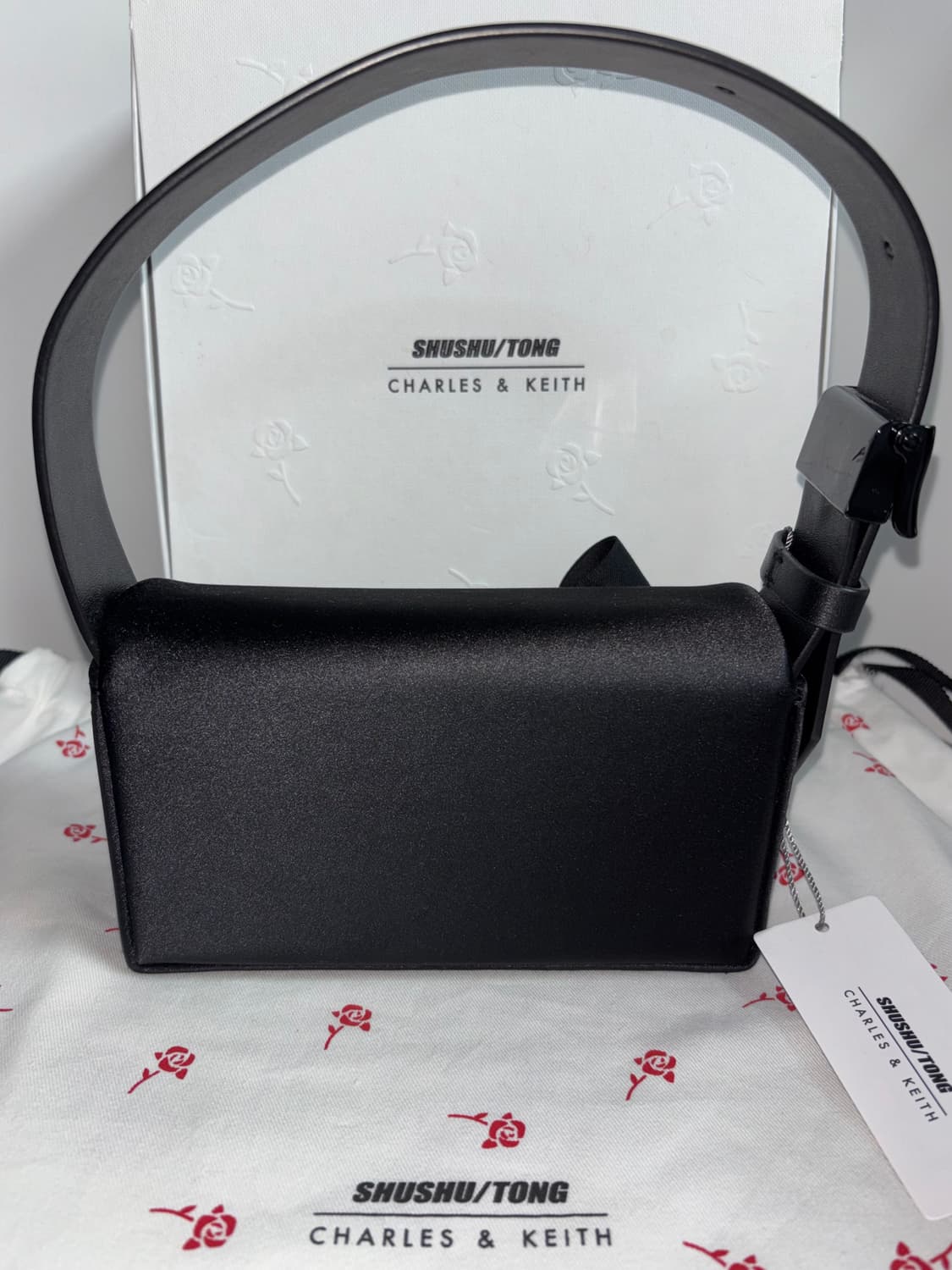 [새상품]슈슈통 x 찰스앤키스 레더 로즈 모티브 숄더백 상품이미지2