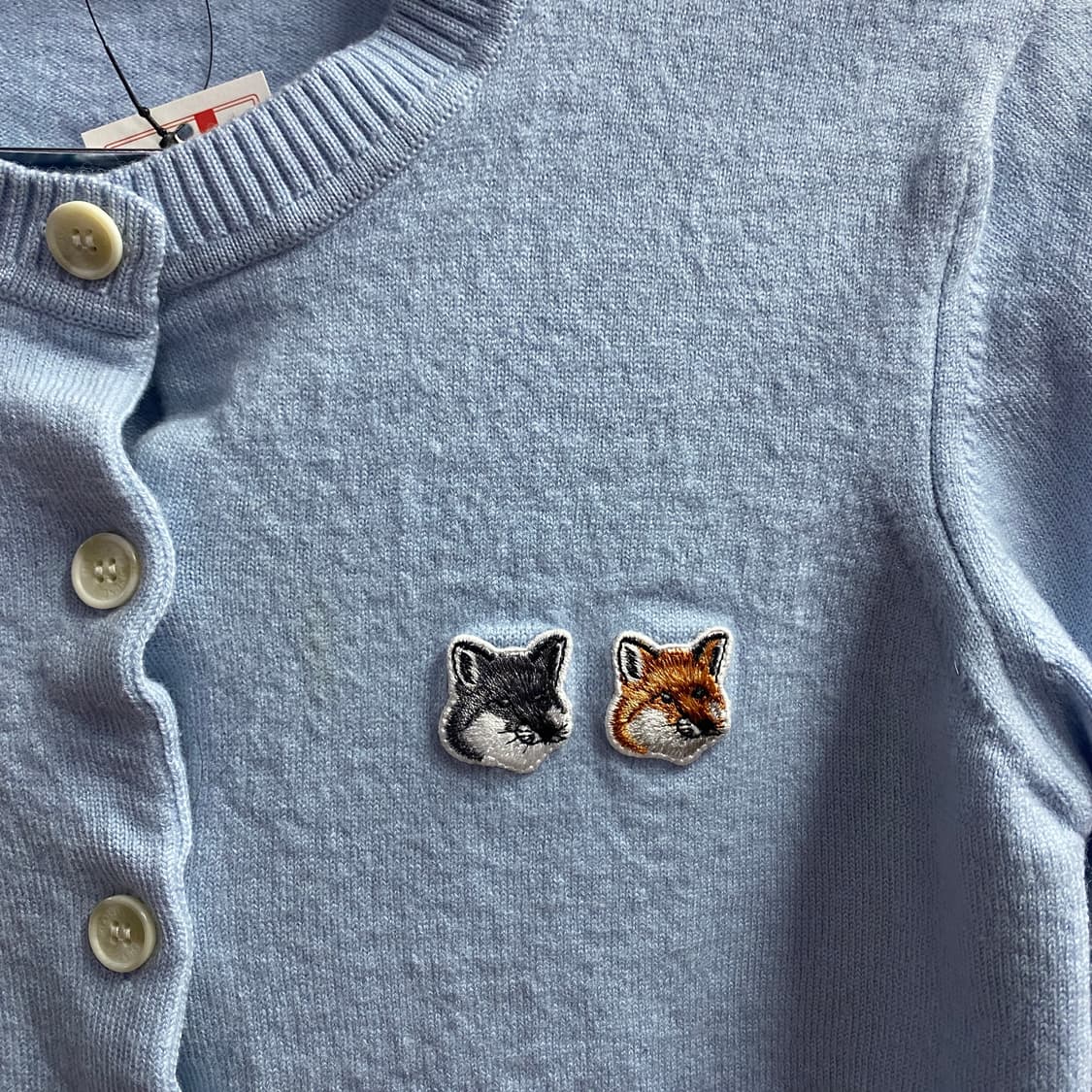 메종키츠네 더블폭스 헤드패치 페일 블루 가디건 B4145 상품이미지3