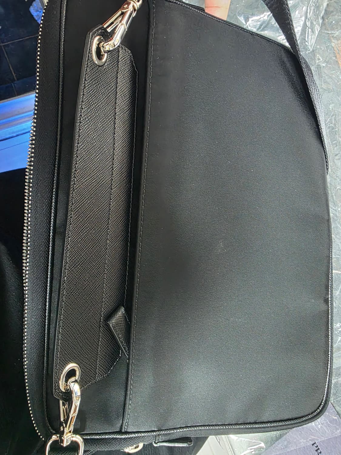 프라다 러버 삼각 로고 크로스백  상품이미지7