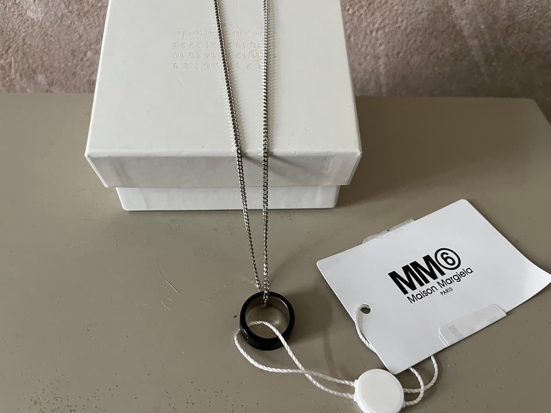 MM6 메종 마르지엘라 블랙 로고 링 목걸이 상품이미지1
