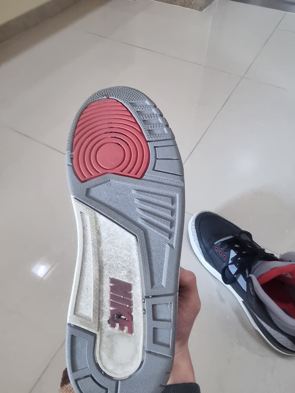 조던 3 블랙시멘트 레트로 280사이즈 입니다!
2024년 스니커헤드들의 상품이미지6