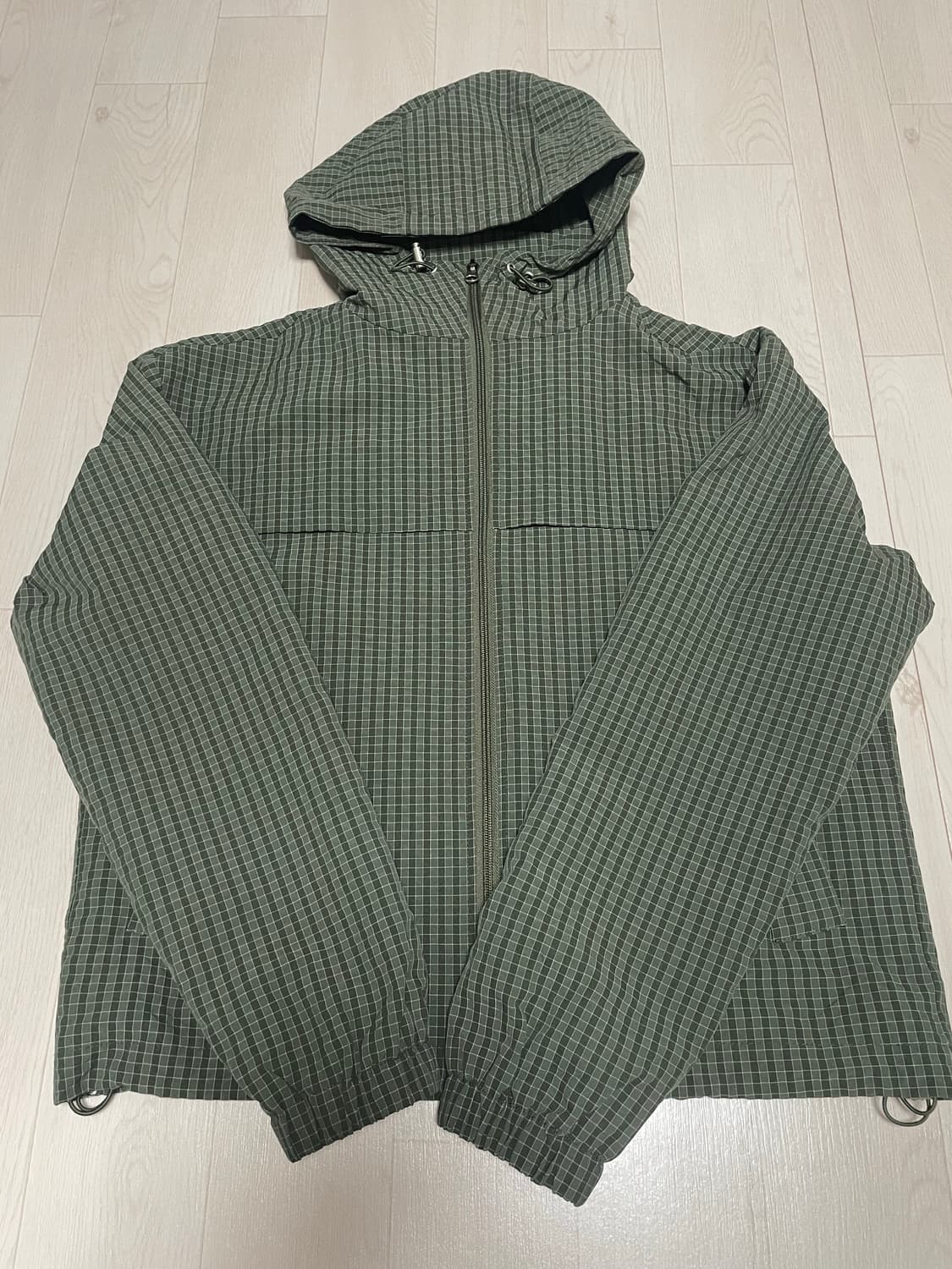 굿라이프웍스 데일리 체크 윈드브레이커 카키 XS사이즈 팝니다.  상품이미지1