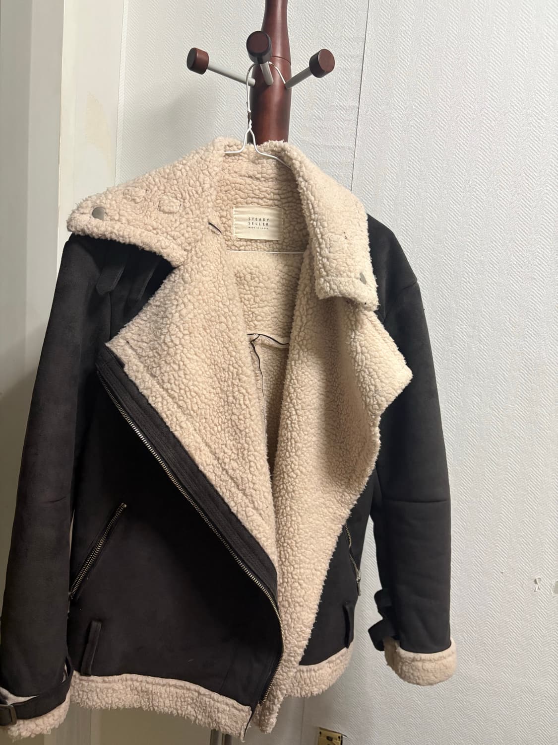 STEADY SELLER 블랙 무스탕 자켓 상품이미지5