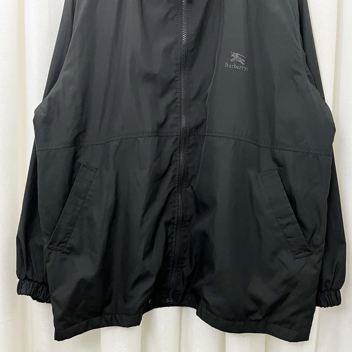 버버리 블랙 백빅로고 윈드브레이커 상품이미지3