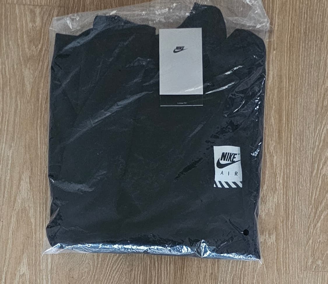 정품)나이키에어그래픽프린팅블랙티셔츠 105사이즈새상품미사용 상품이미지3