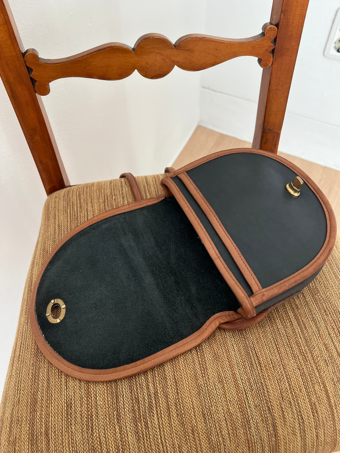 올드 코치 하프문 레더 크로스백 상품이미지3