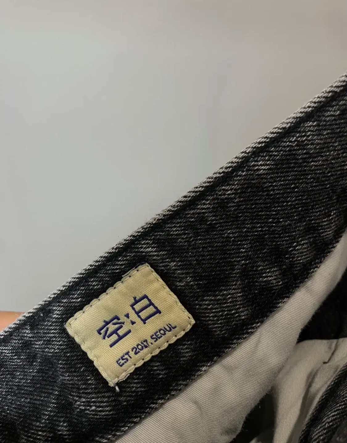 (L) 공백 흑청 페인팅 투턱 데님팬츠 상품이미지5