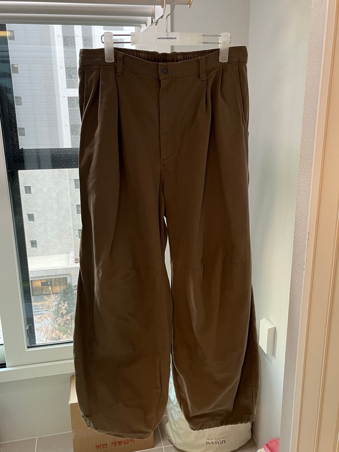 해칭룸 볼륨팬츠 다크베이지 3사이즈 판매합니다. 상품이미지6