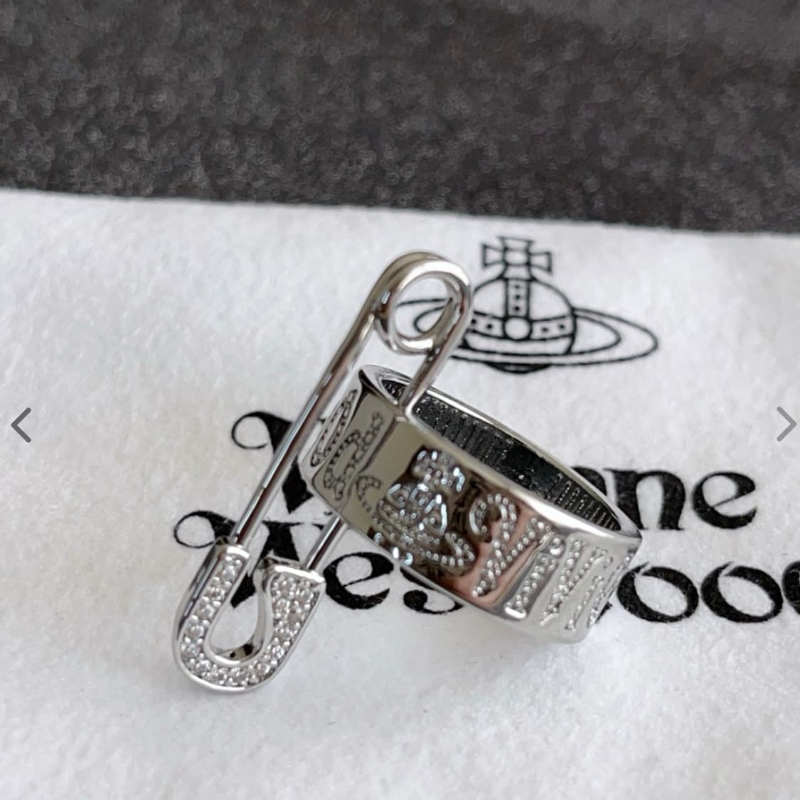 비비안웨스트우드 아카이브 큐빅 레터링 각인 세이프티핀 클립링 반지 상품이미지1