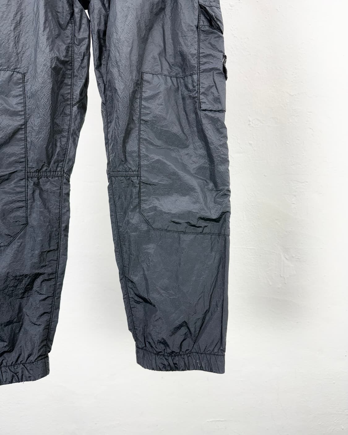 스톤아일랜드 20ss 블랙 나일론 메탈 시어서커 카고 팬츠 상품이미지5