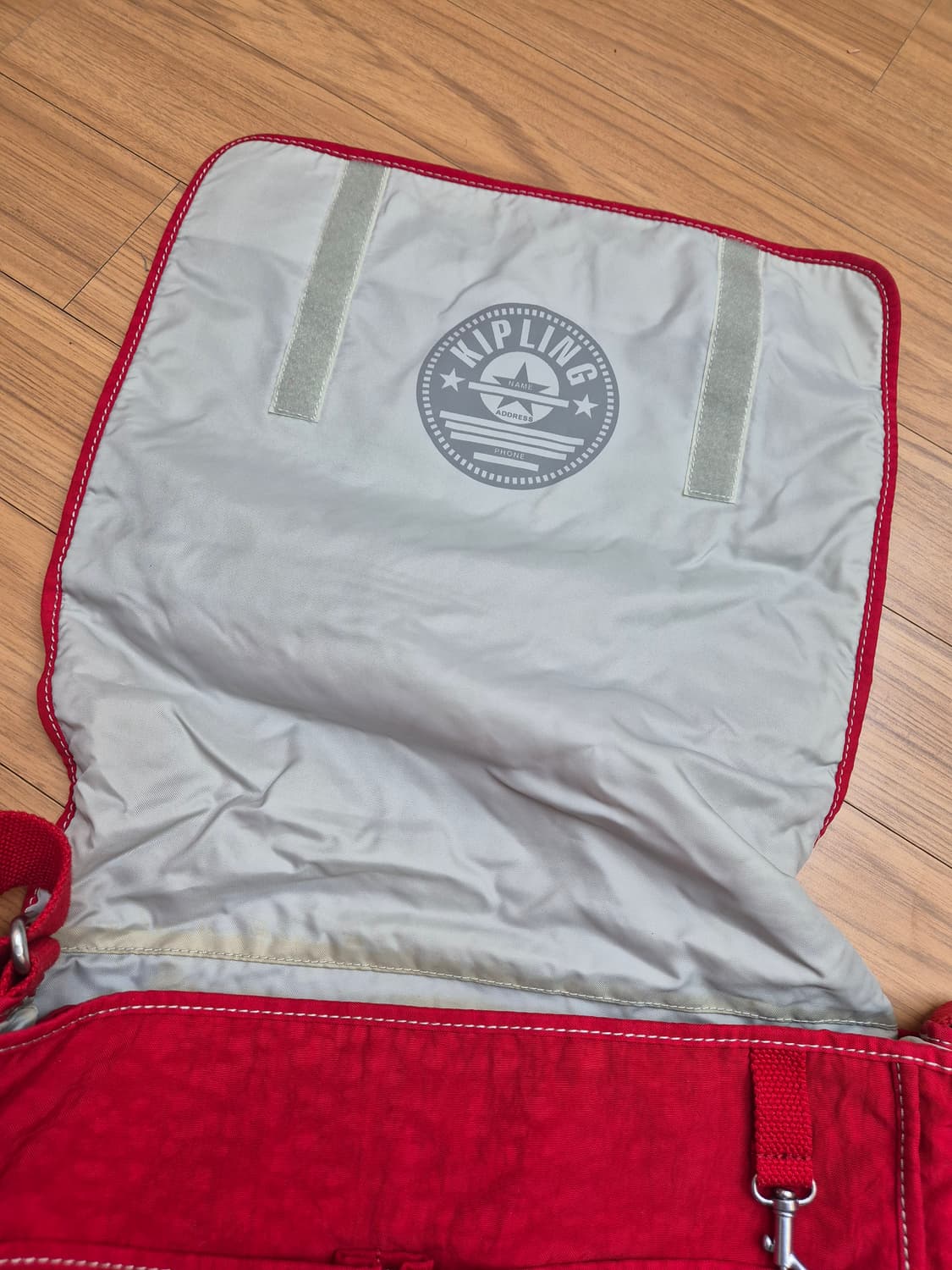 키플링 빨간색 크로스백 판매합니다. 몽키 키링 달려있어서 귀여워요. 가방 상품이미지4