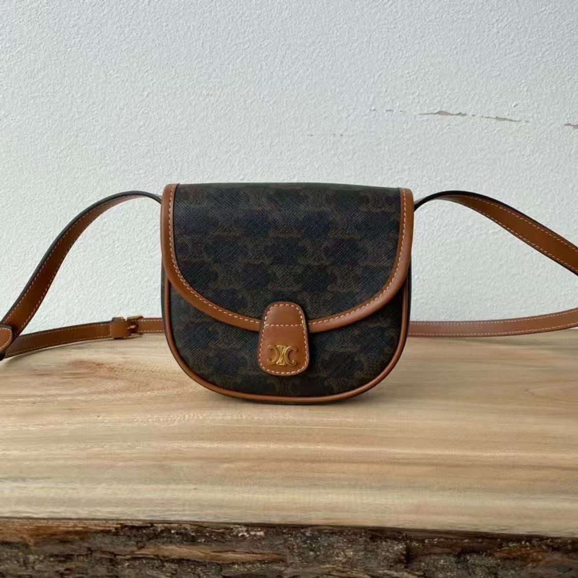 셀린느 트리옹프 캔버스 & 카프스킨 미니 베사체 탄 196702BZJ-0 상품이미지1