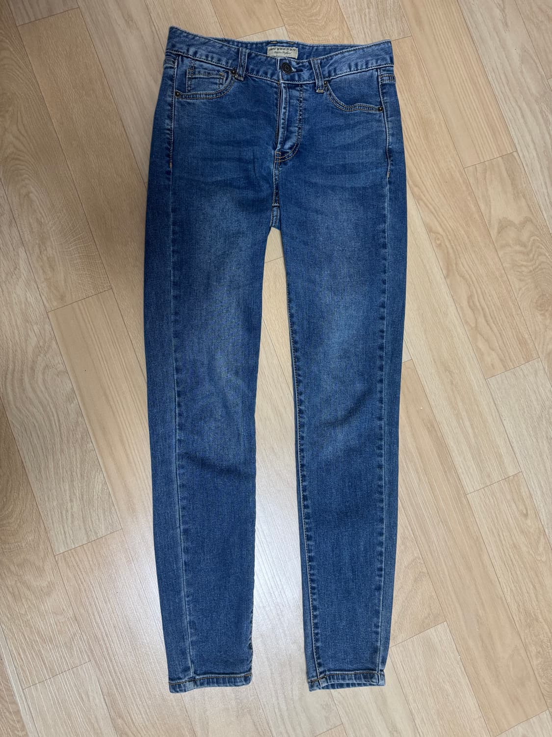 버버리 스트레치 로우라이즈 중청워싱 스키니 데님 27사이즈 상품이미지1