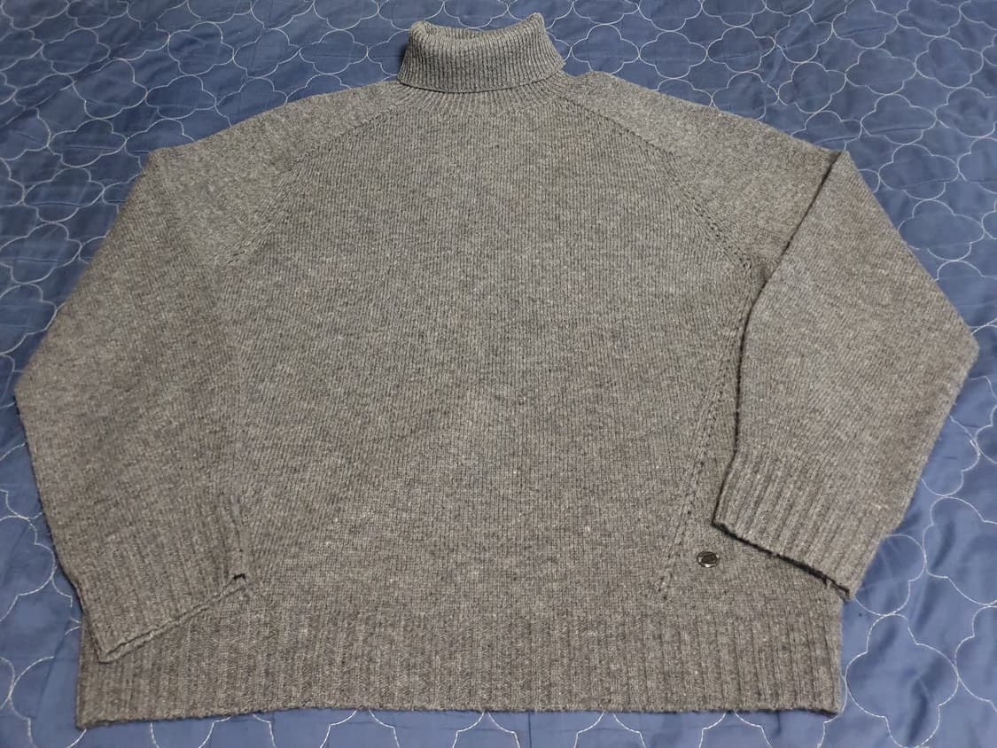 칼라거펠트 24s 울100% 스몰뱃지 터틀넥 니트 그레이 (95) 상품이미지1