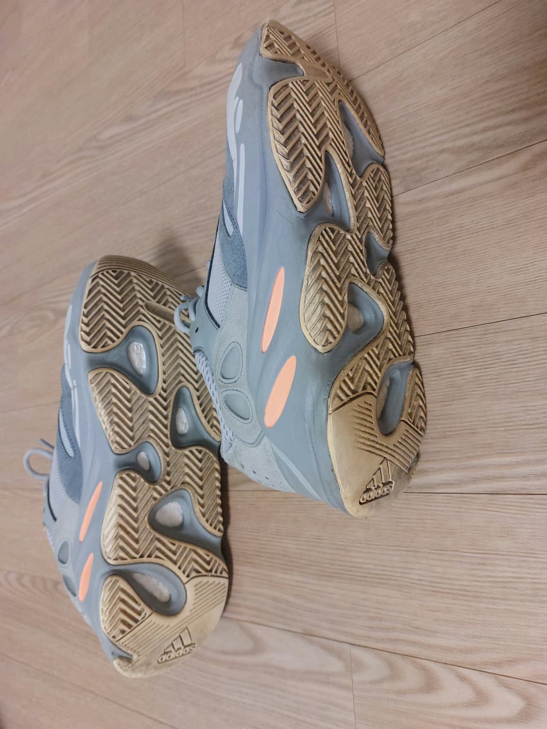 아디다스 이지 부스트 700 이너시아 상품이미지8