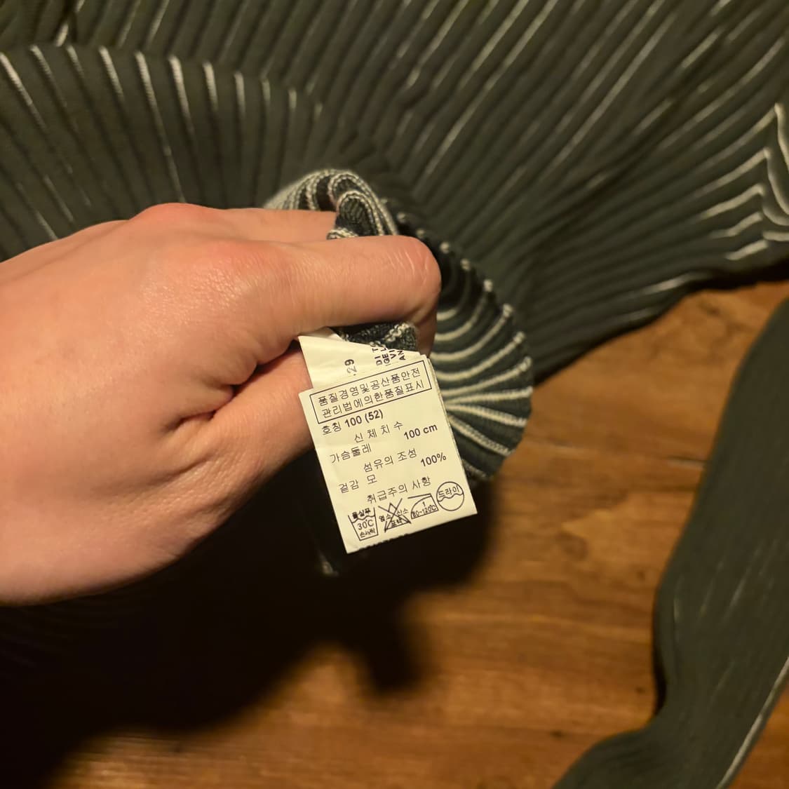 ARMANI COLLEZIONI WOOL PLEATS VNECK KNIT 상품이미지5