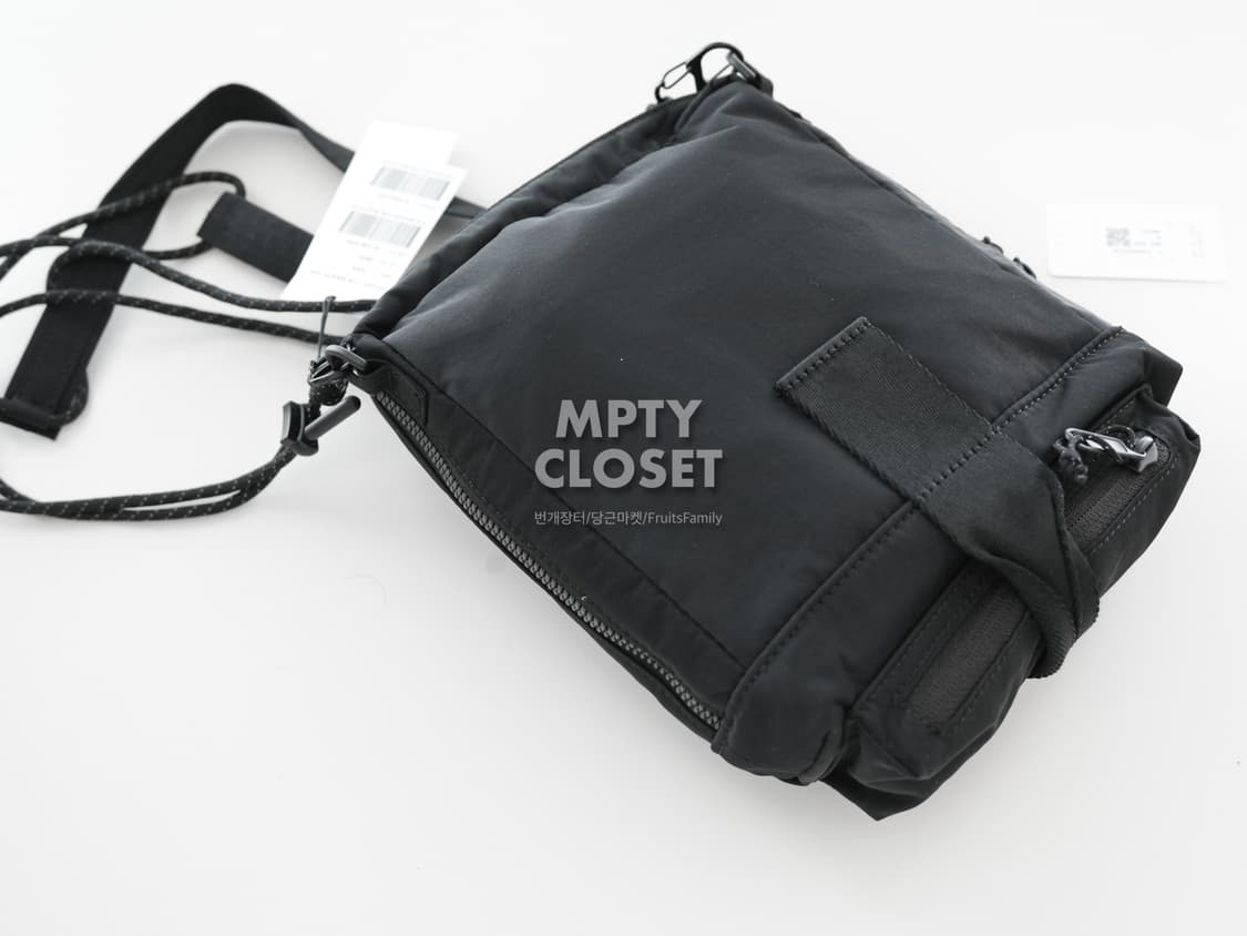 커스텀멜로우 블랙 나일론 미니 크로스백 상품이미지4