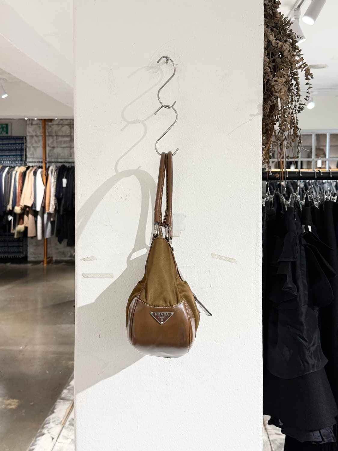 프라다 브라운 테수토 문 나일론 레더 숄더백 상품이미지4