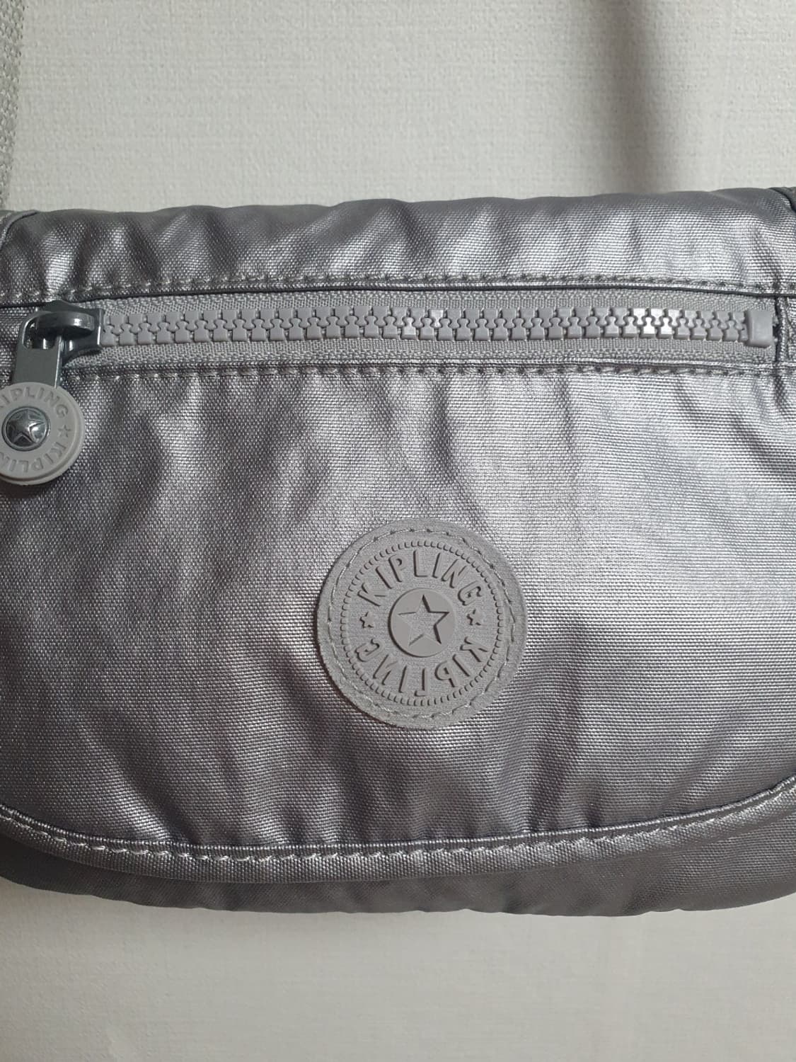 키플링 메탈릭 실버 미니 크로스백 상품이미지4
