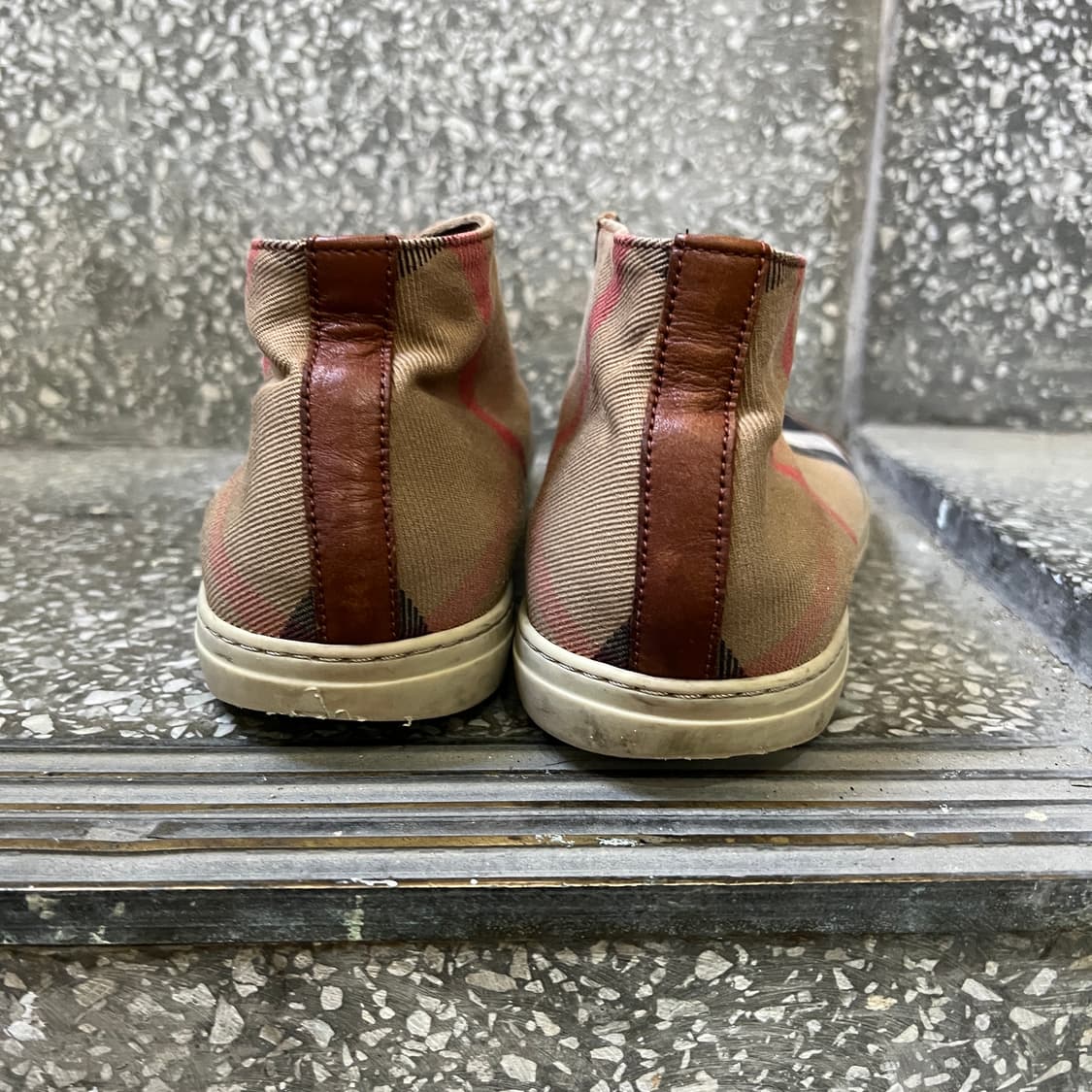 버버리 하우스 체크 하이탑 스니커즈 상품이미지3