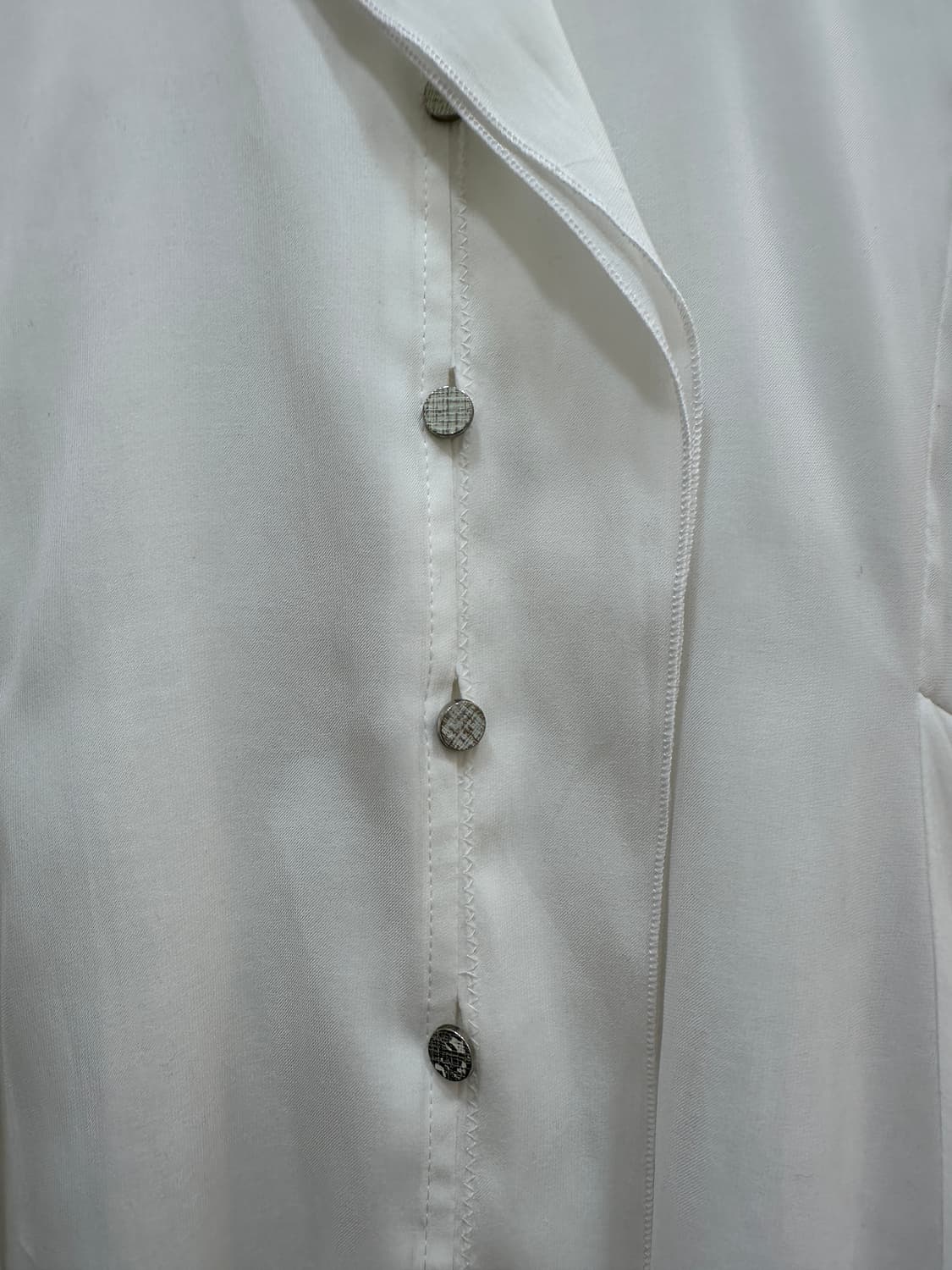 더아이잗 화이트 블라우스 88-160 상품이미지3