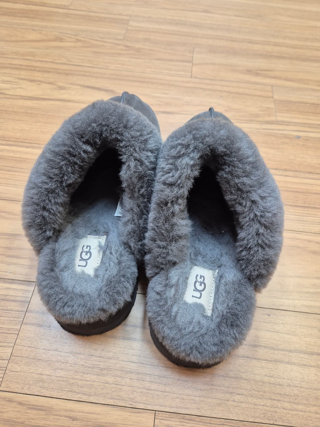 UGG 어그 슬리퍼 260사이즈 판매합니다. 털이 복슬복슬해서 겨울에 따 상품이미지4