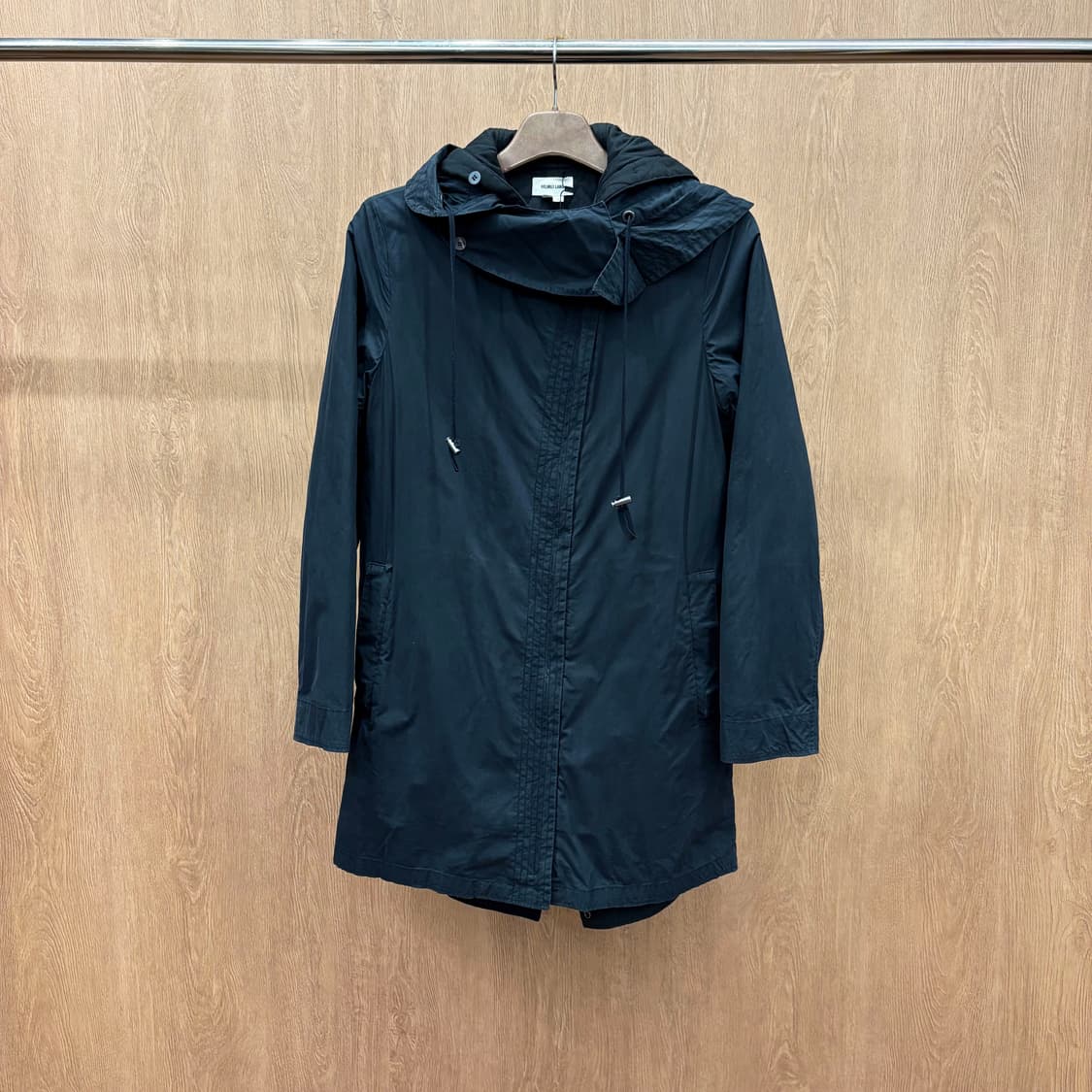 헬무트랭 후드 아웃도어 자켓 스트링 사이드 포켓 하부 절개 디테일 블랙 상품이미지2