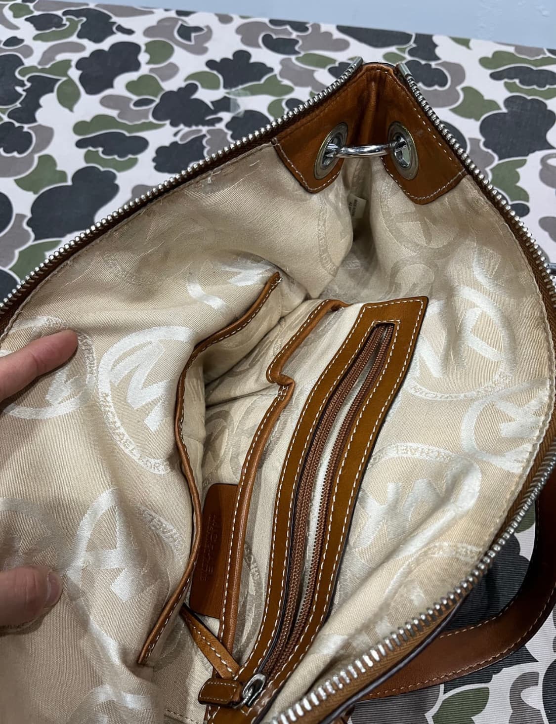 마이클코어스 소가죽 레더백 상품이미지6