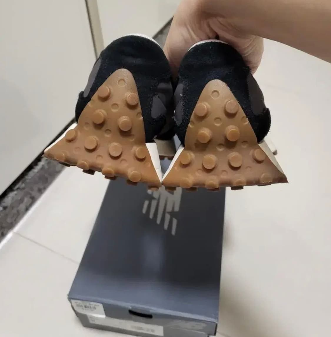 뉴발란스 327 문빔 블랙 W235 상품이미지9