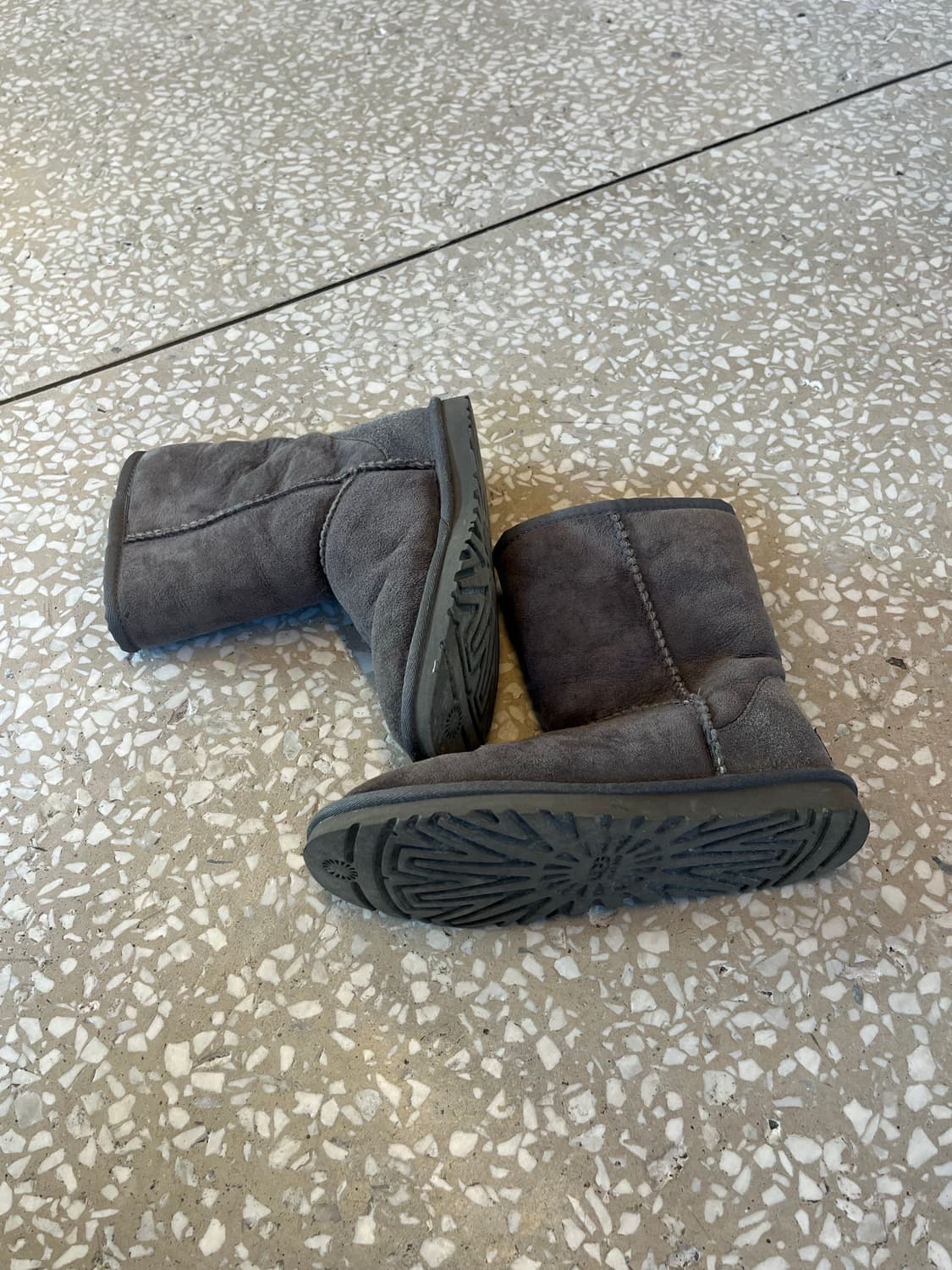 UGG Classic Short Shearling Boots – Grey 상품이미지4