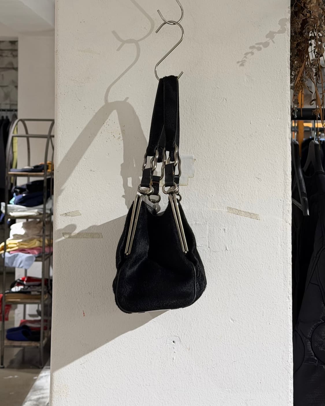 버버리 블랙 헤어칼프 볼 클로저 숏 스트랩 숄더백 상품이미지5