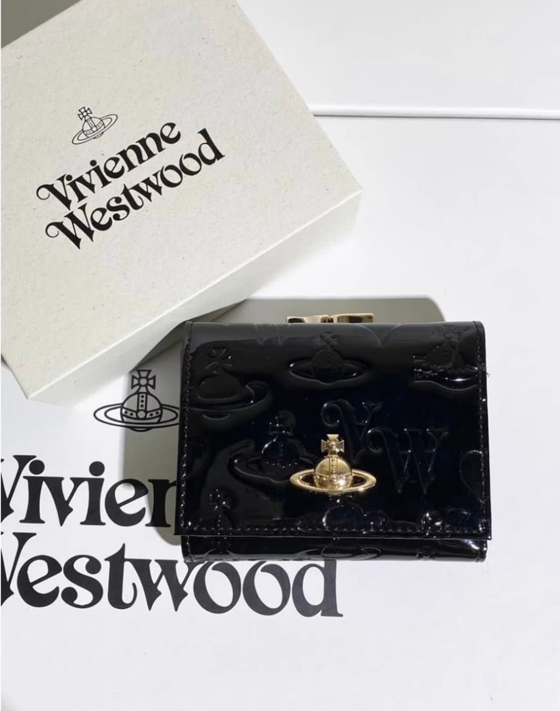 비비안웨스트우드 아카이브 금장 orb 펀칭 유광 블랙레더 하프월렛 반지갑 상품이미지1