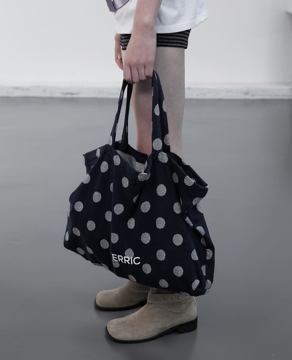 세릭 LOGO DOT TOTE BAG 그레이 상품이미지2