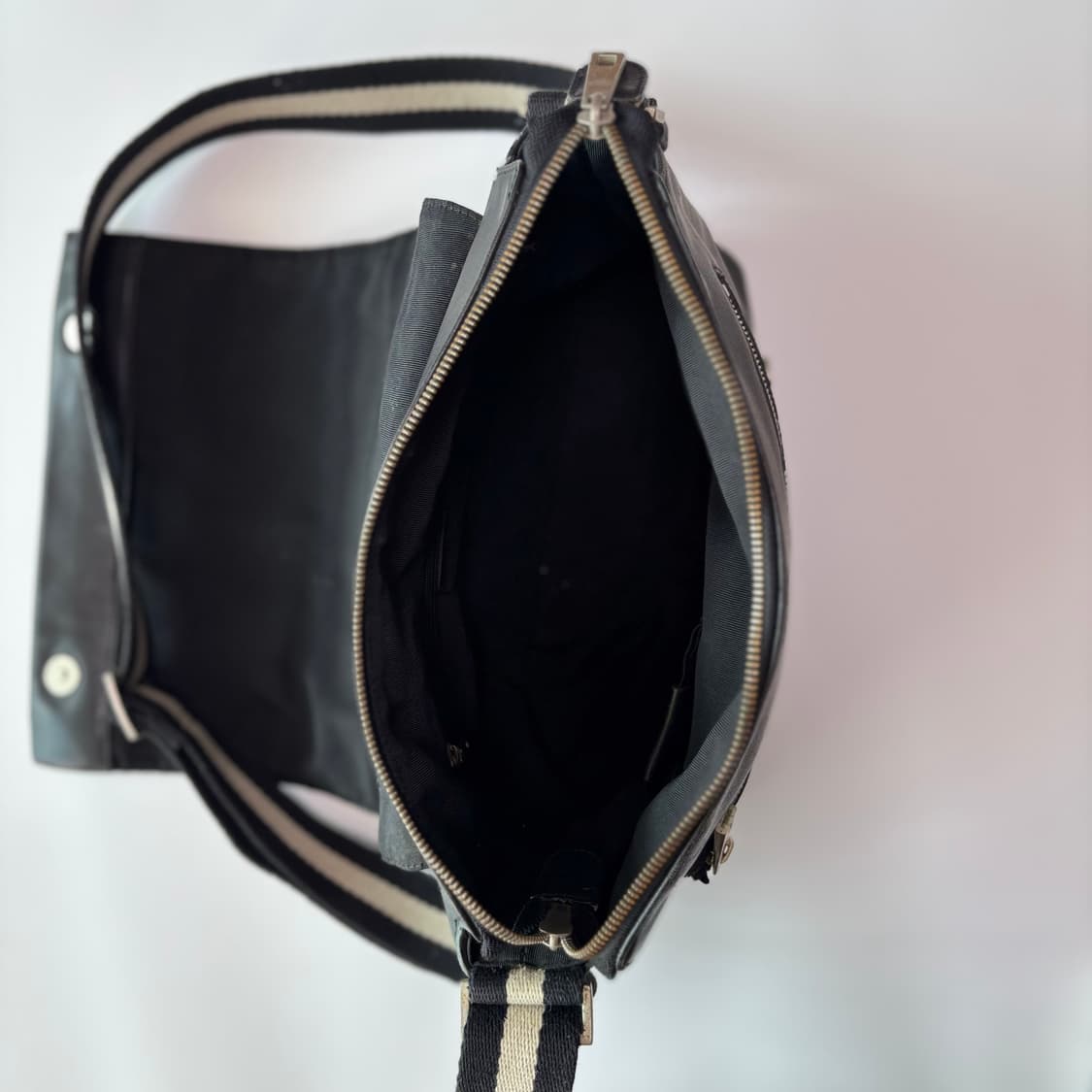 발리(BALLY) 시그니처 스트라이프 레더 메신저 백 블랙 상품이미지5