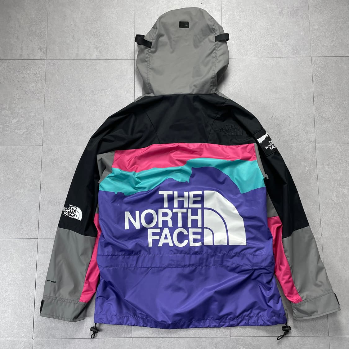 노스페이스 X Invincible 마운틴 자켓 상품이미지1