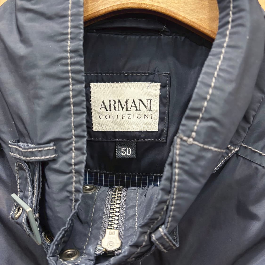 아르마니 꼴레지오니 하이넥 필드 자켓 후면 로고 메탈 장식 디테일 블랙 상품이미지7