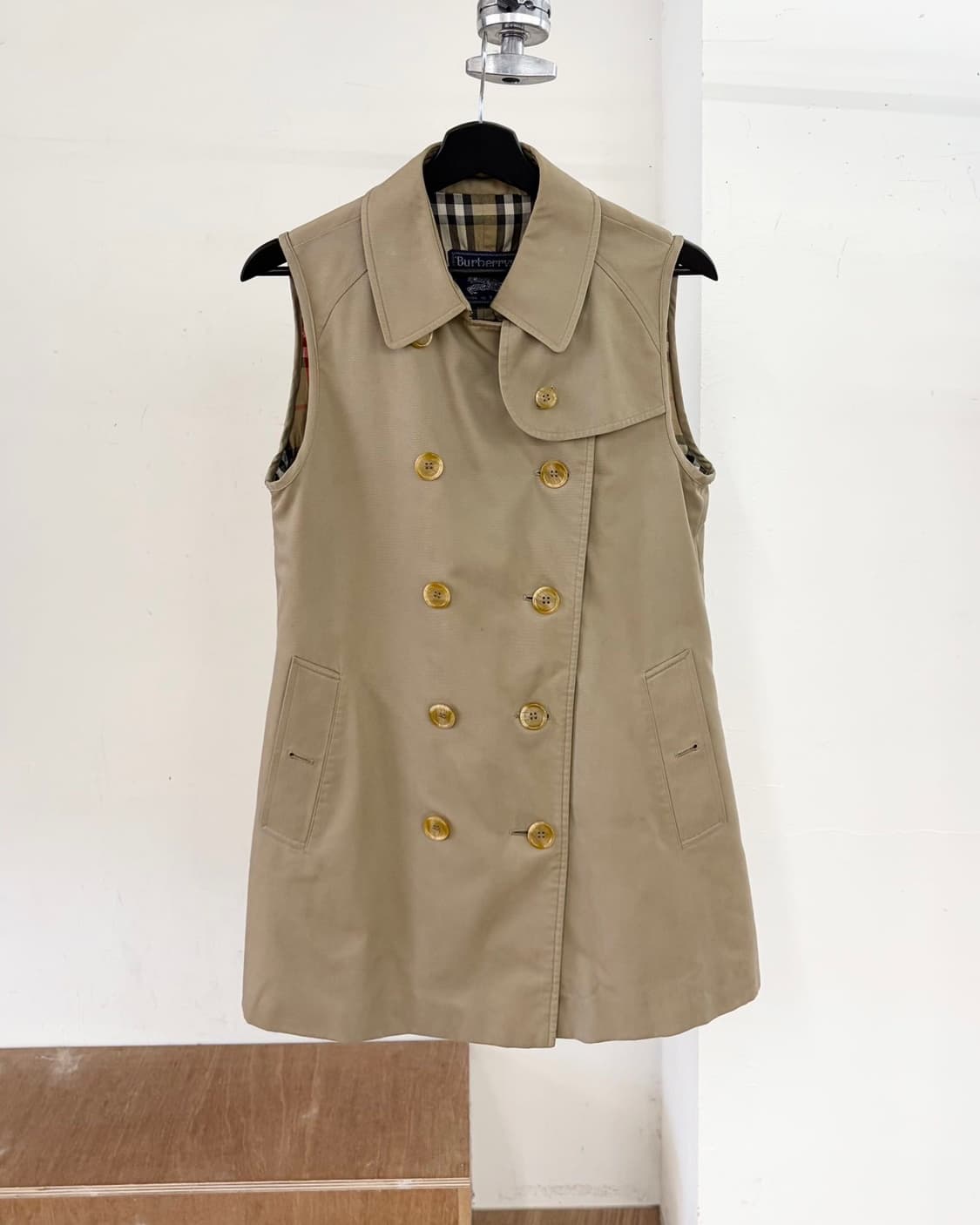 버버리 베이지 더블 브레스티드 슬리브리스 트렌치 코트 상품이미지1