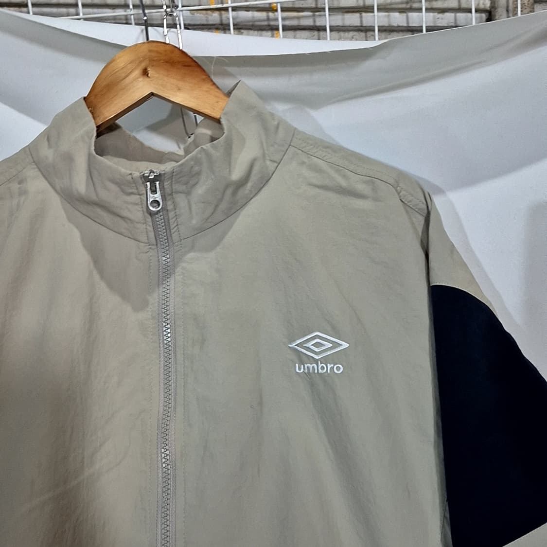 엄브로 빅로고 배색 바람막이 상품이미지2