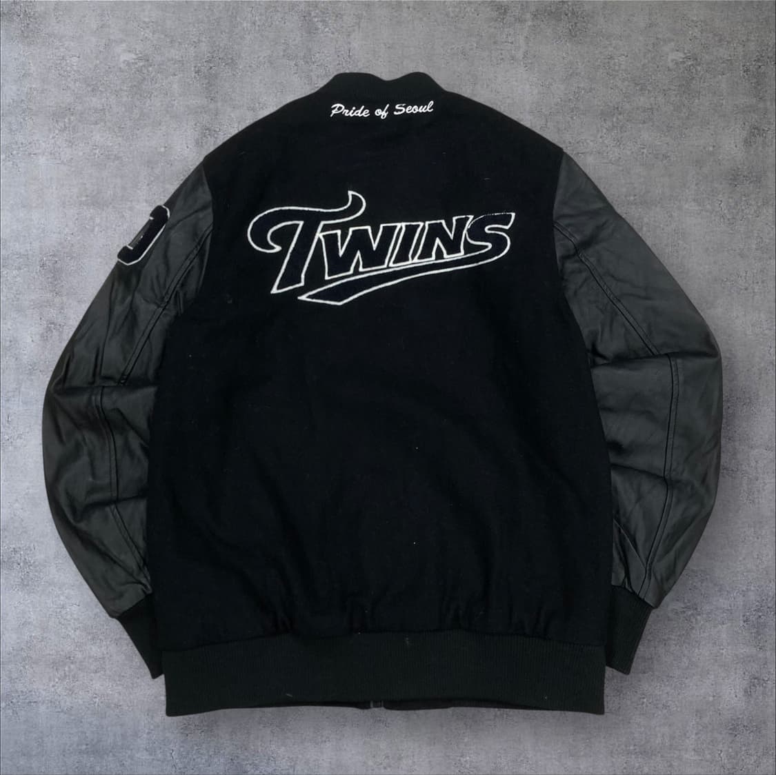 LG 트윈스 블랙 컬러 빅로고 바시티 자켓 상품이미지1