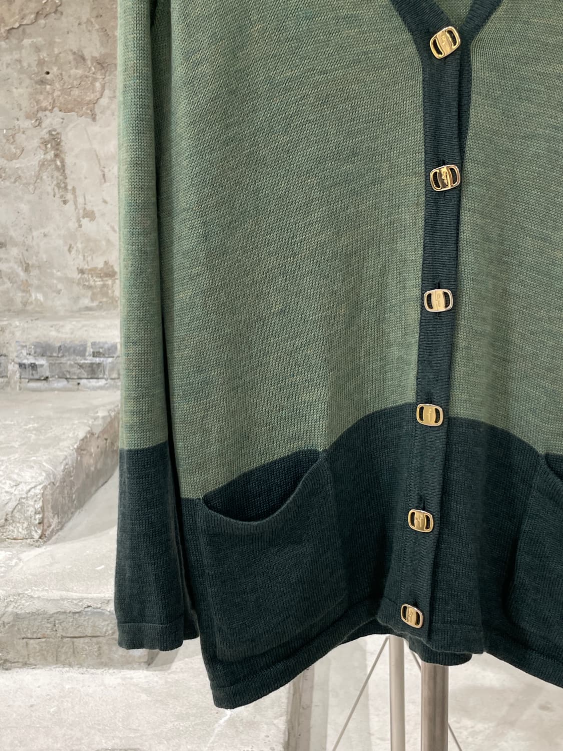 살바토레 페라가모 라이트 그린 금장 버튼 울 가디건 상품이미지4