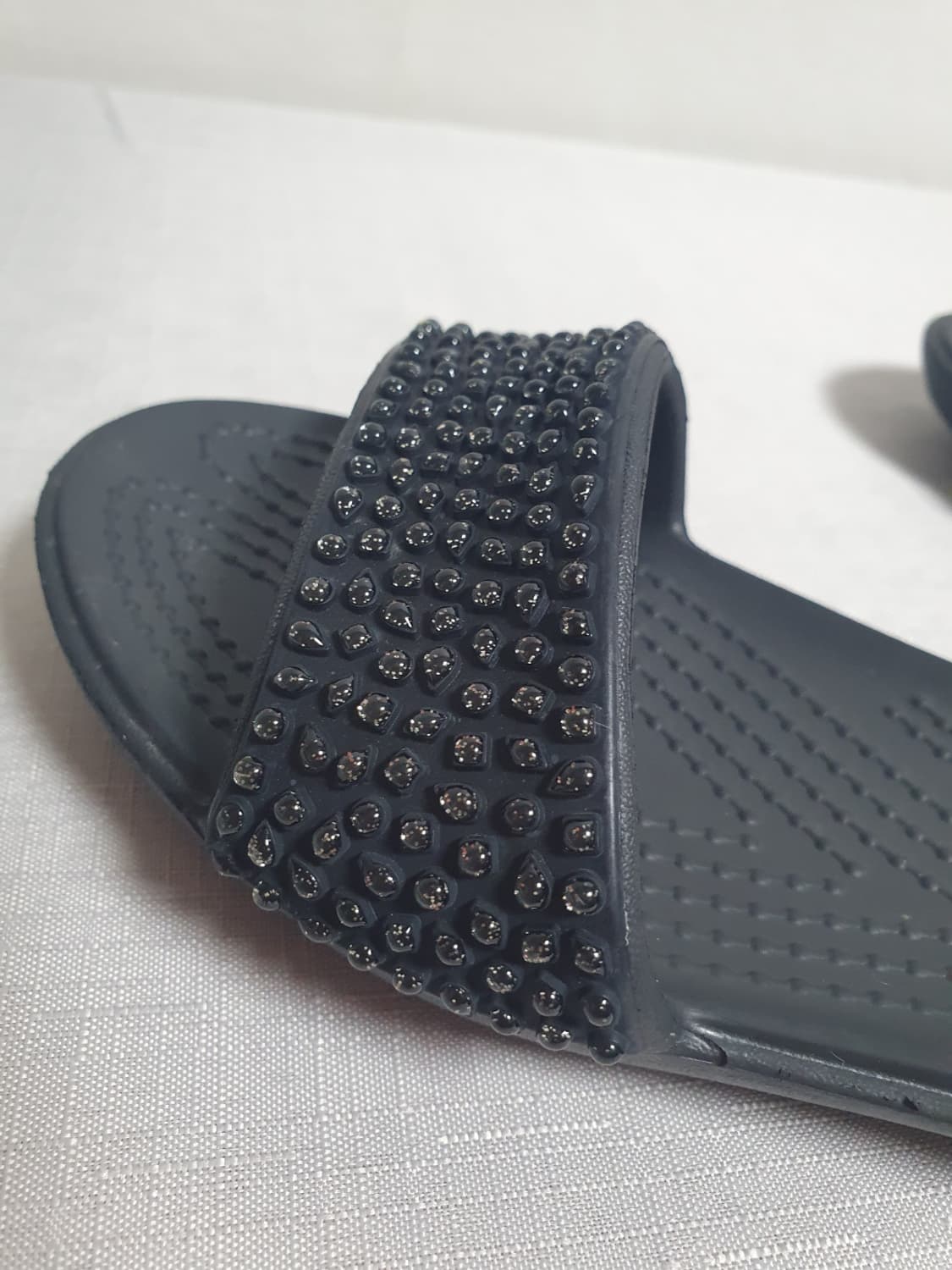 크록스 리나 엠벨리쉬드 도르세이 샌들 블랙 W5 상품이미지8