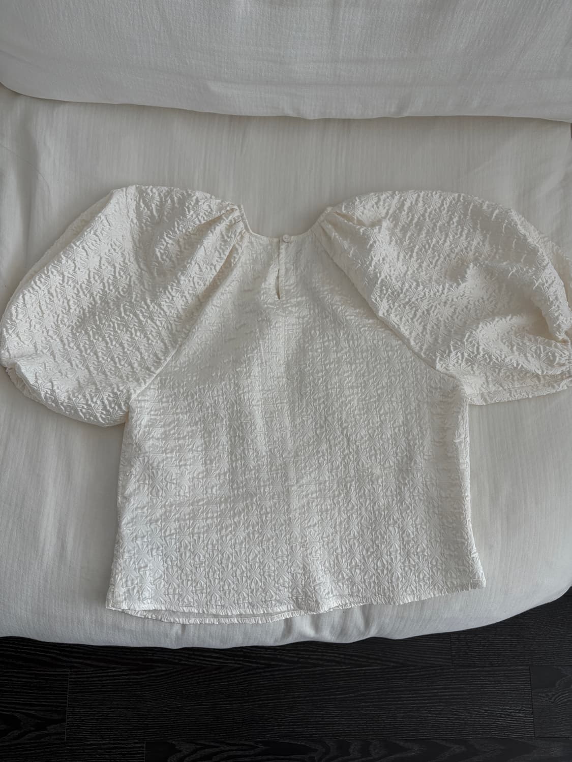 Orr 오르 엠보 셔링 블라우스 (블랙/아이보리) 상품이미지9