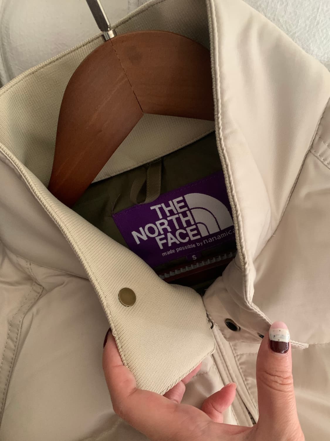 노스페이스 퍼플 로고 패딩 그레이 상품이미지3