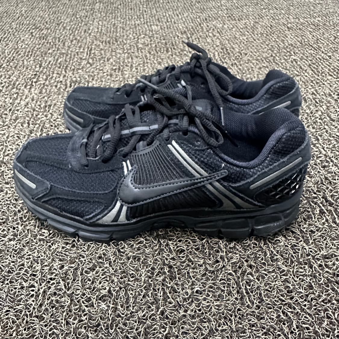 NIKE 나이키 줌 보메로 5 운동화 블랙 255사이즈 상품이미지3