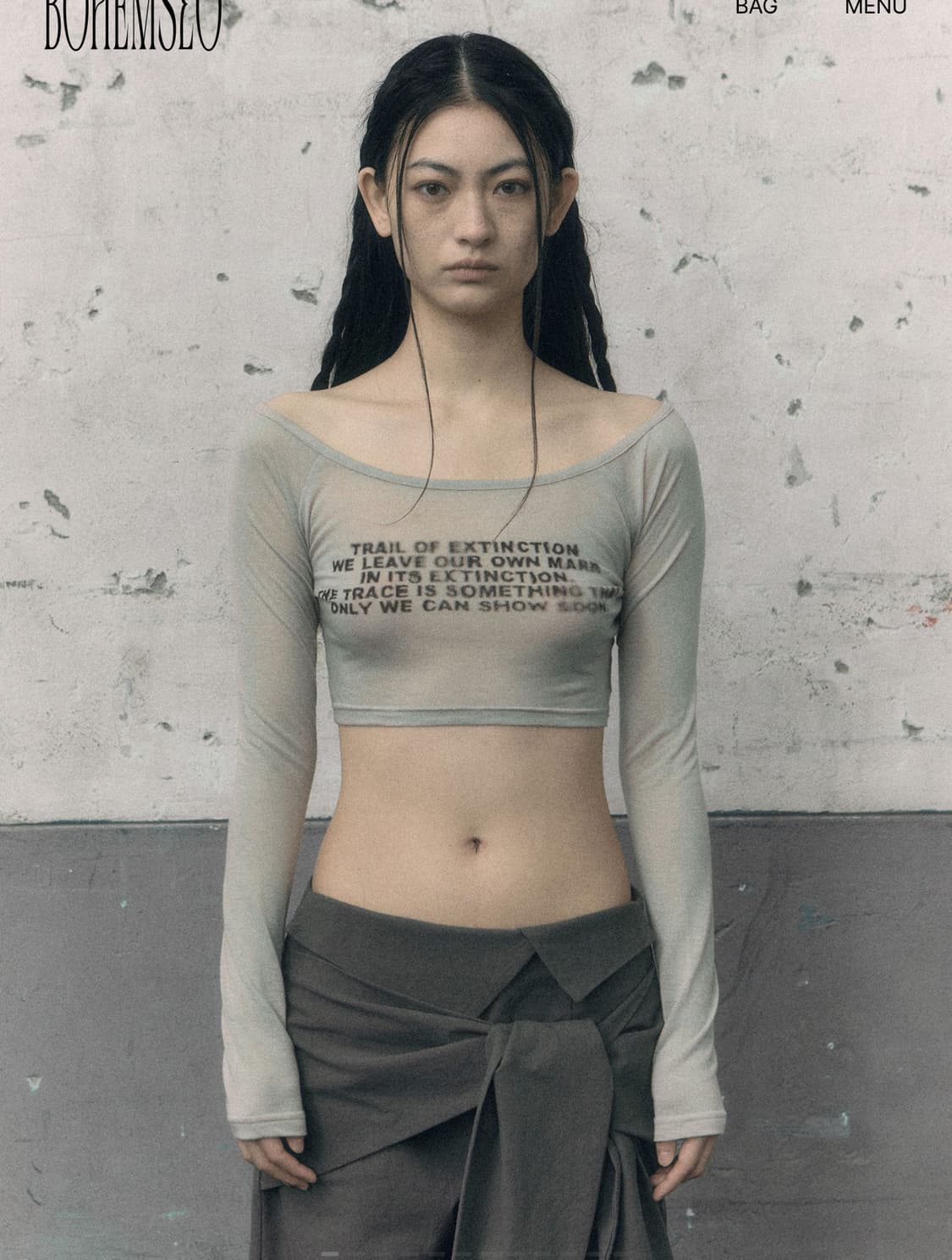 보헤미안서울 보헴서 TRAIL 레터링 프린티드 롱슬리브 크롭 베이지  상품이미지1