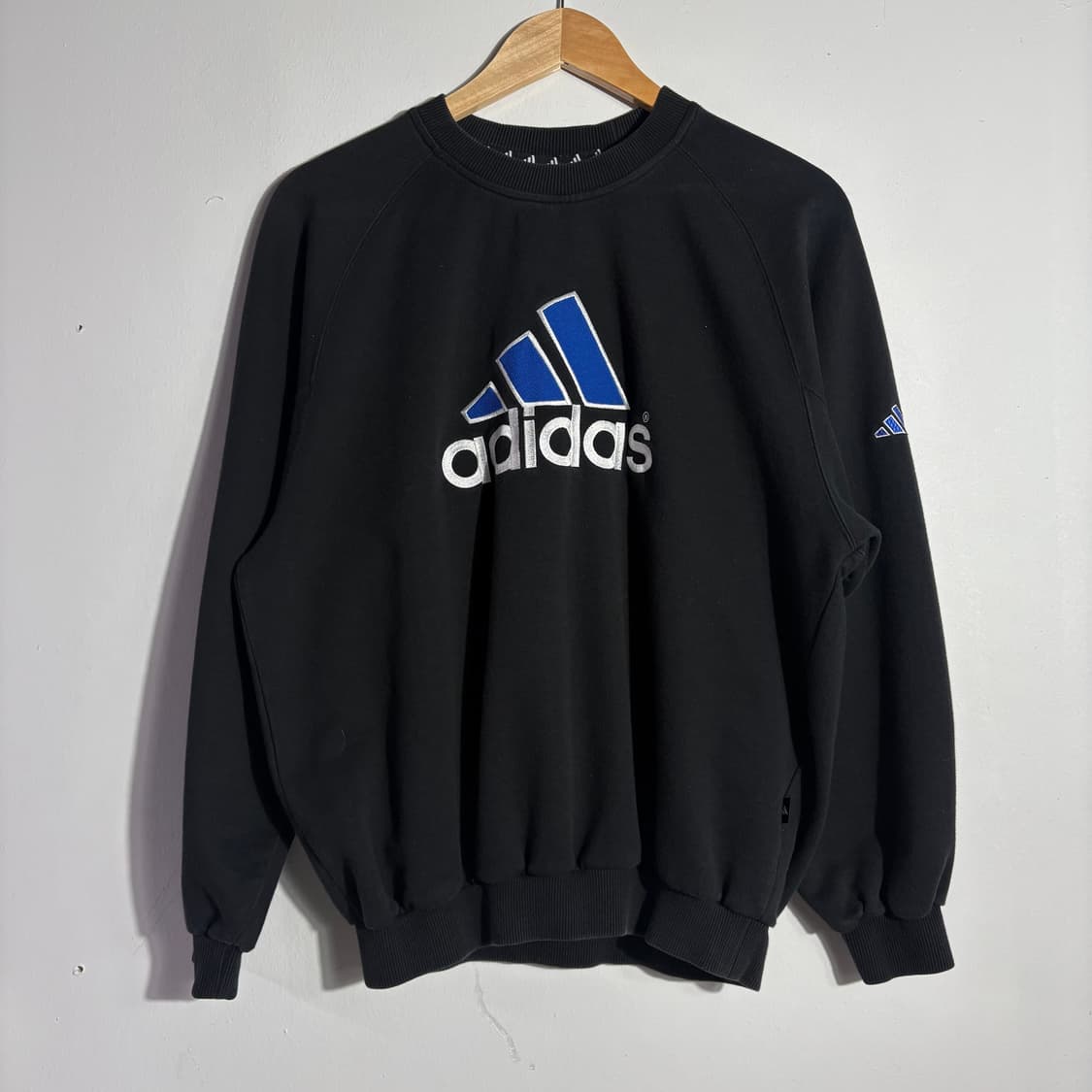 아디다스 블랙 로고 맨투맨 (무료배송) 상품이미지1