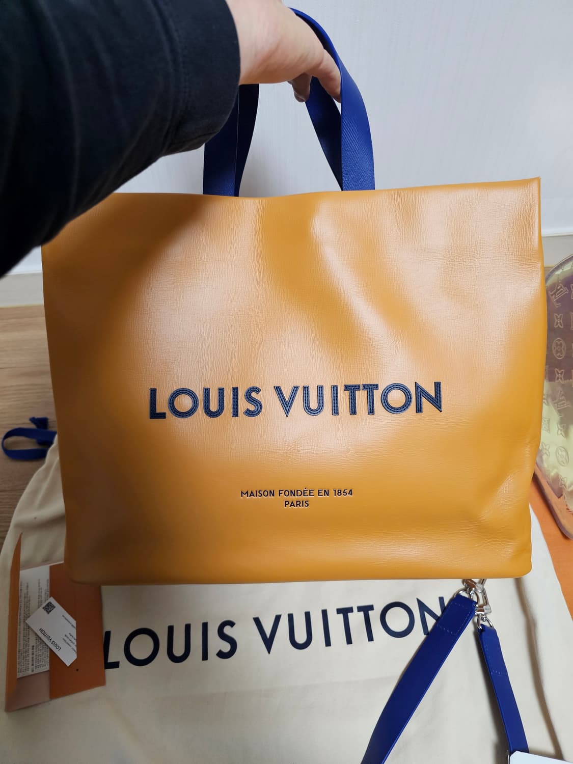 루이비통 퍼렐 쇼퍼 토트백MM 크로스 토트백 샤프란 라지사이즈 상품이미지6