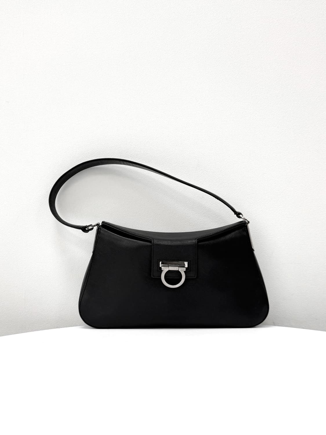 페라가모 간치니 사피아노 레더 숄더백 상품이미지2