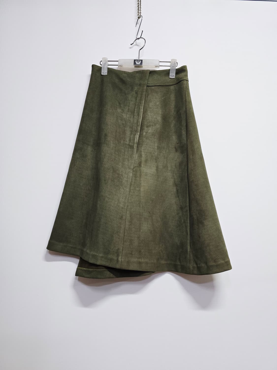 지컷 카키 언발란싱 스웨이드 랩 스커트 상품이미지1