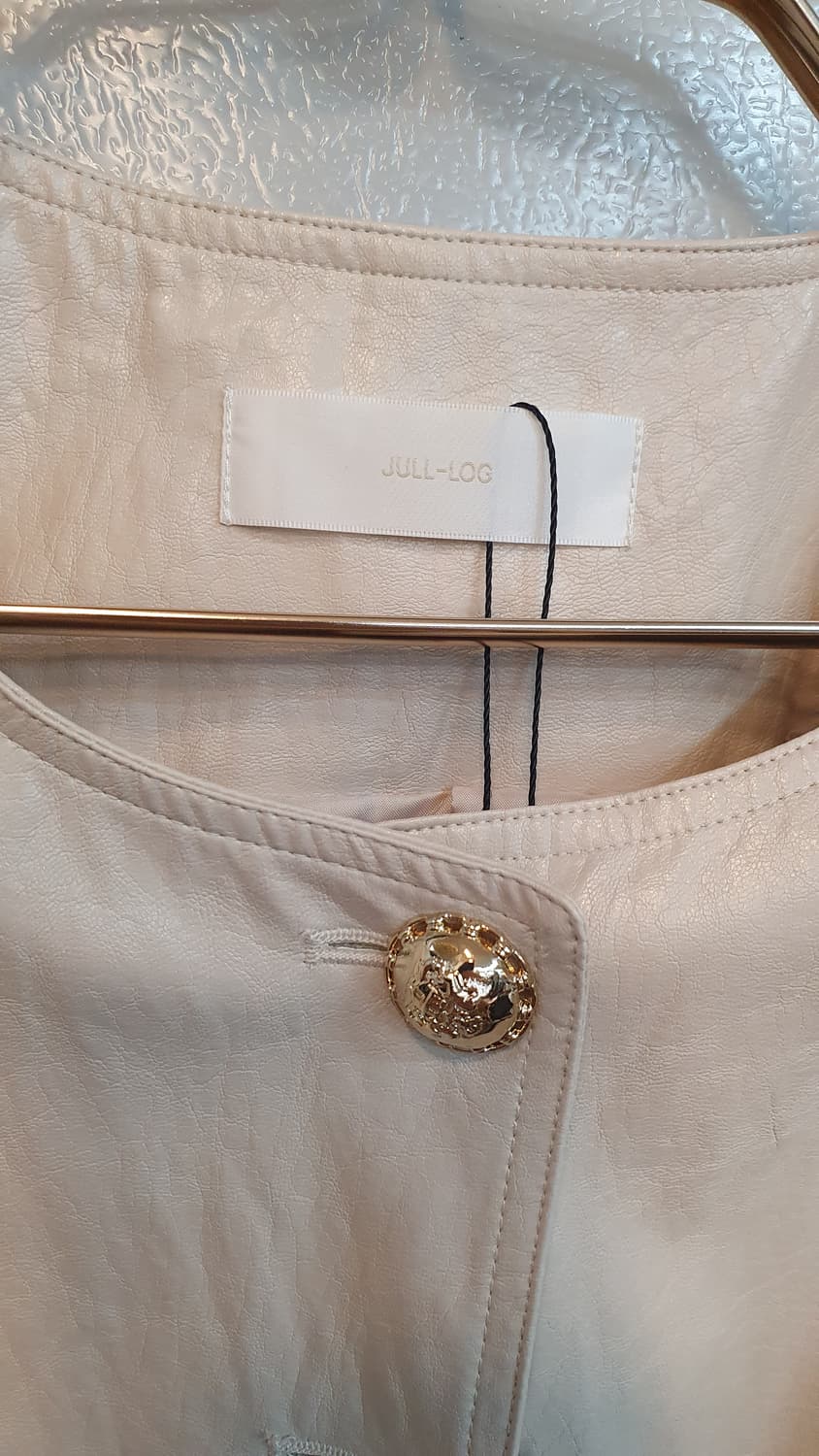 줄로그 어깨퍼프 숏레더자켓 프리
가볍게입기좋아요
상태깨끗좋아요 상품이미지4